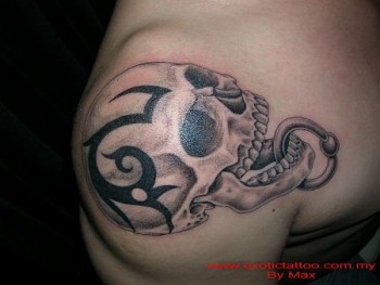 Tatuaje de una calavera con un tatuaje y un piercing