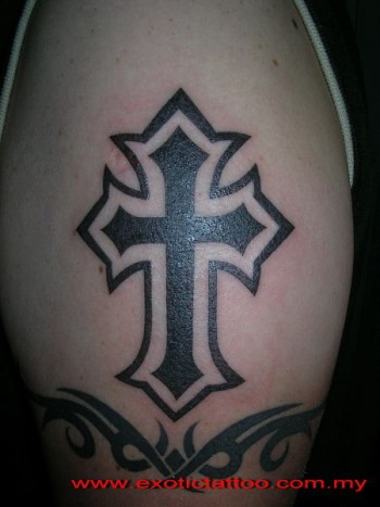 Tatuaje de una cruz y un brazalete tribal debajo