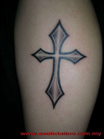 Tatuaje de una cruz con reborde
