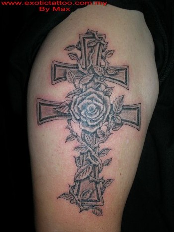Tatuaje de una cruz doble con una gran rosa