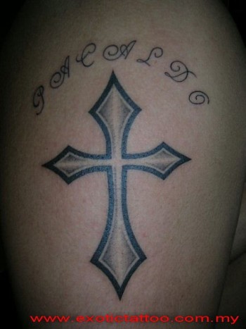 Tatuaje de una cruz con un nombre encima