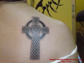 Tatuaje de una cruz celtica