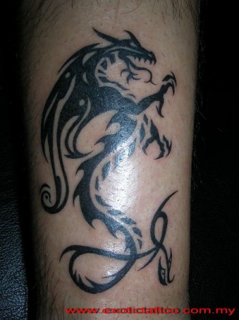 Tatuaje de un dragón alado hecho con tribales