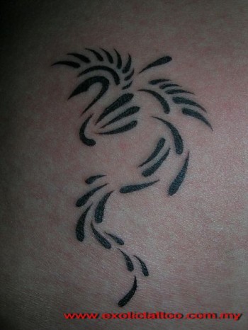 Tatuaje de un fénix hecho con tribales