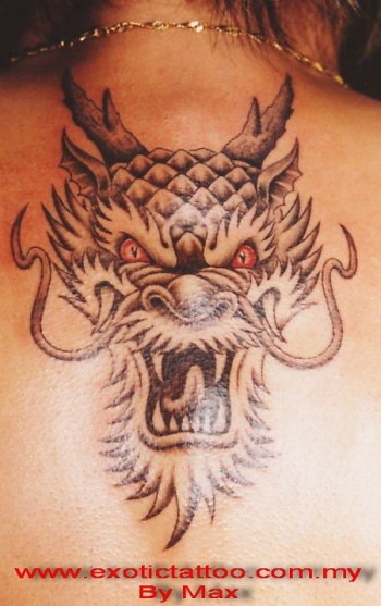 Tatuaje de una gran cabeza de dragón en la espalda