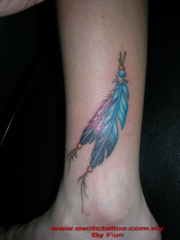 Tatuaje de un par de plumas indias a color