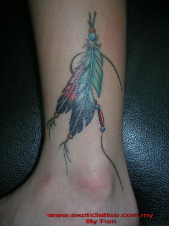 Tatuaje de dos plumas indias atadas