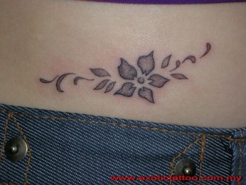 Tatuaje de una pequeña flor