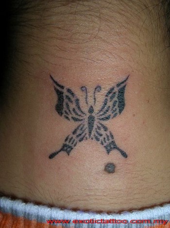 Tattoo de una mariposa en la nuca