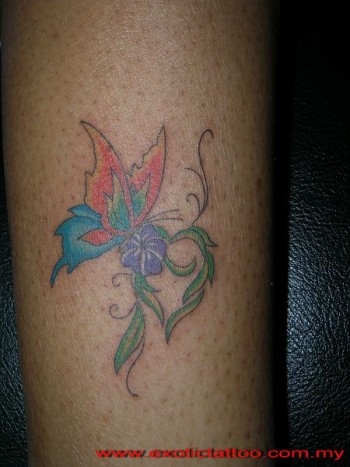 Tatuaje de una pequeña flor con una mariposa