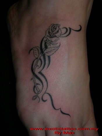 Tatuaje de una rosa con un tribal en el pie