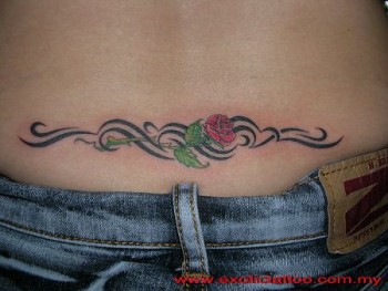 Tatuaje de una rosa pequeña con tribales
