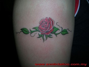 Tattoo de una rosa con su tallo y espinas