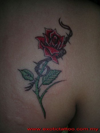 Tatuaje de una rosa y alambra de espino