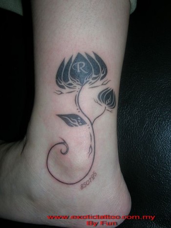 Tatuaje de una rosa con una inicial y un numero