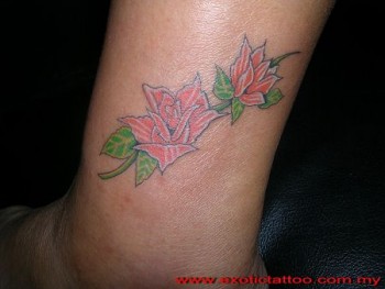 Tatuaje de una flor en el tobillo