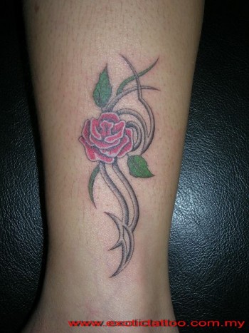Tatuaje de una rosa en un tribal
