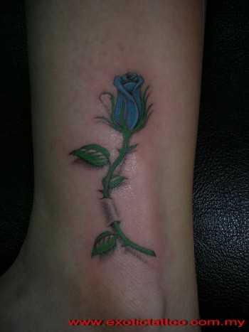 Tatuaje de una rosa atravesando la piel