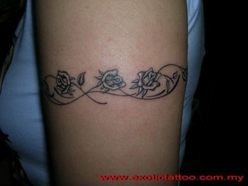 Tatuaje de un brazalete de rosas