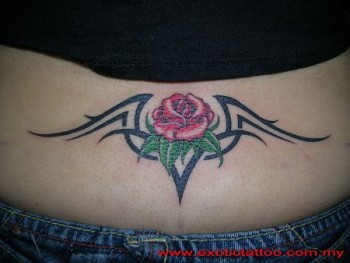 Tatuaje de una rosa en medio de un tribal