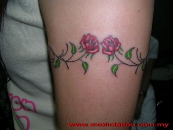 Tatuaje de un brazalete formado por dos rosas