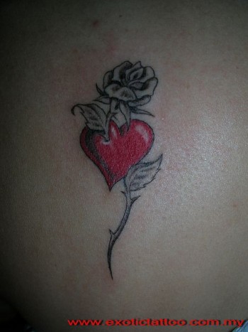 Tatuaje de una rosa atravesando un corazón