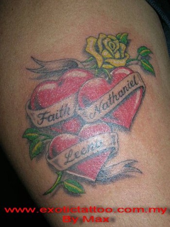 Tatuaje de tres corazones con nombres y una rosa