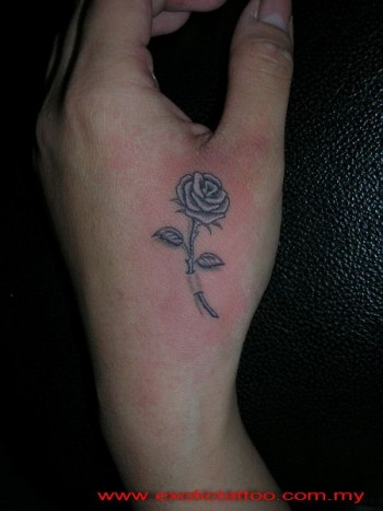 Tatuaje de una rosa en la mano - Tatuajes de Rosas