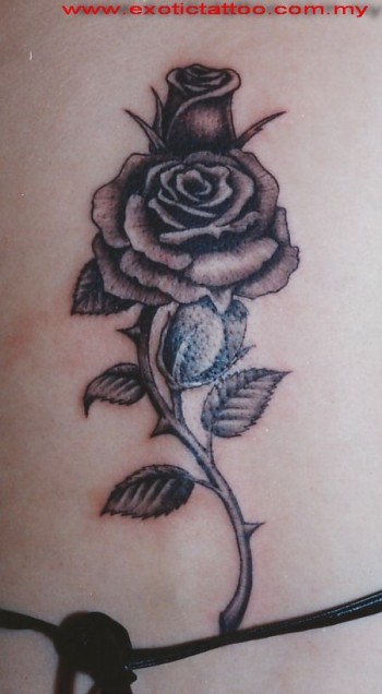 Tatuaje de una rosa abierta junto a una cerrada