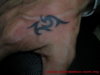 Tatuaje de un pequeño tribal en la mano