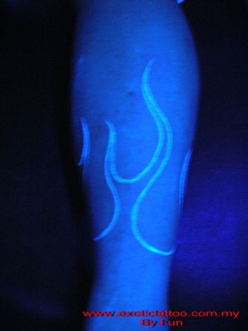 Tattoo ultravioleta de fuego en el antebrazo