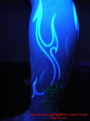 Tatuaje de fuego ultravioleta en la pierna
