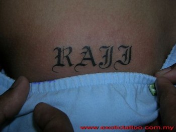 Tatuaje de un nombre con letras góticas