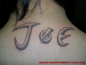 Tatuaje del nombre Joe debajo de la nuca