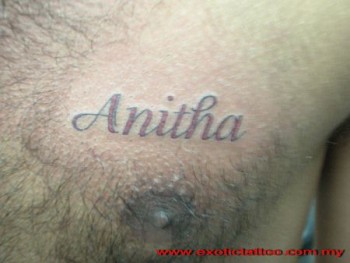 Tatuaje de un nombre en el pecho