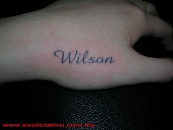 Tatuaje del nombre wilson en la mano