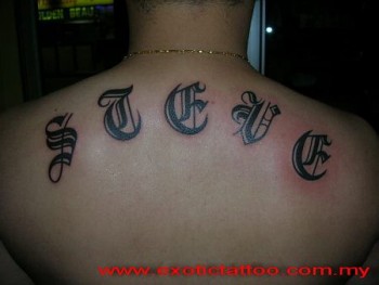 Tatuaje de un nombre bien grande en la espalda