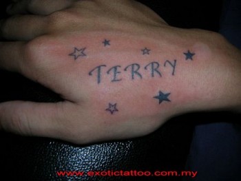 Tatuaje de un nombre en la mano con algunas estrellas