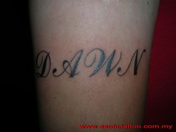 Tatuaje de una palabra en el brazo