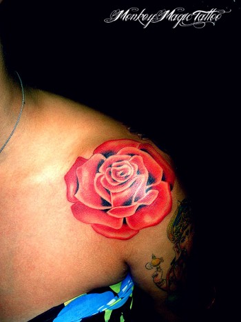 Tatuaje de una rosa en el hombro de una mujer