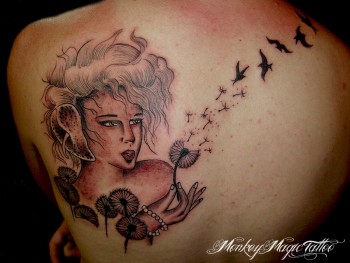 Tatuaje de una chica soplando una flor de donde salen golondrinas