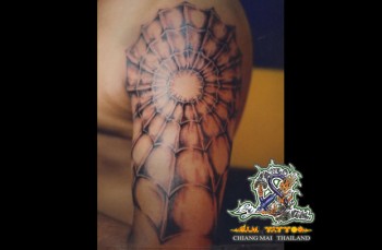 Tatuaje de una telaraña en el brazo