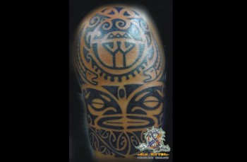 Tattoo en el brazo maorí
