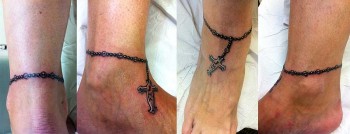 Tatuaje en el pie de un brazalete con una cruz colgando