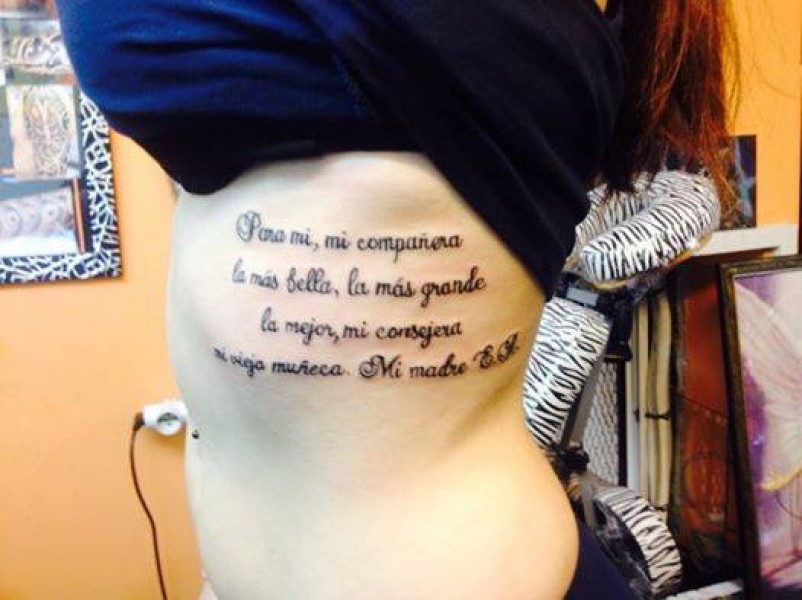 Tatuaje De Una Frase En Las Costillas De Una Chcia Tatuajes De Frases