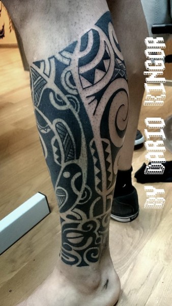 Tatuaje blanco y negro maori en la pierna