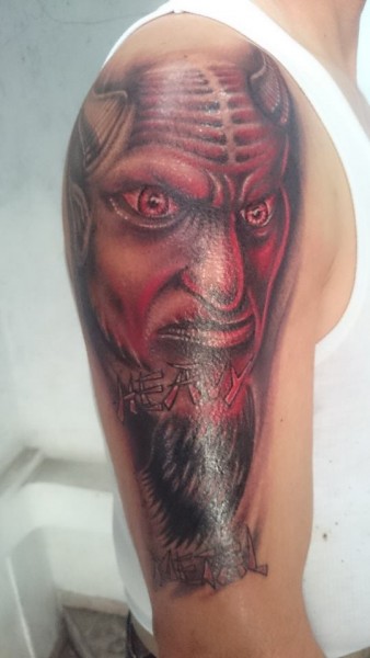 Tatuaje de la cabeza de un demonio rojo
