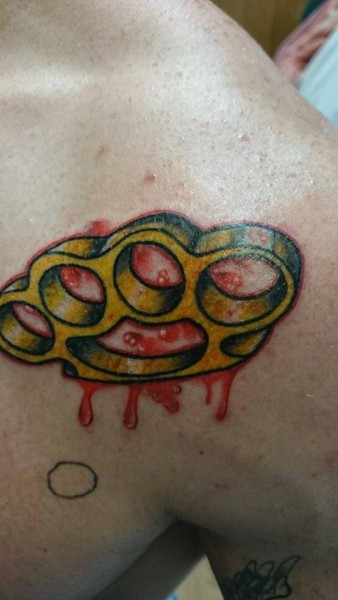 Tatuaje de un puño americano con sangre