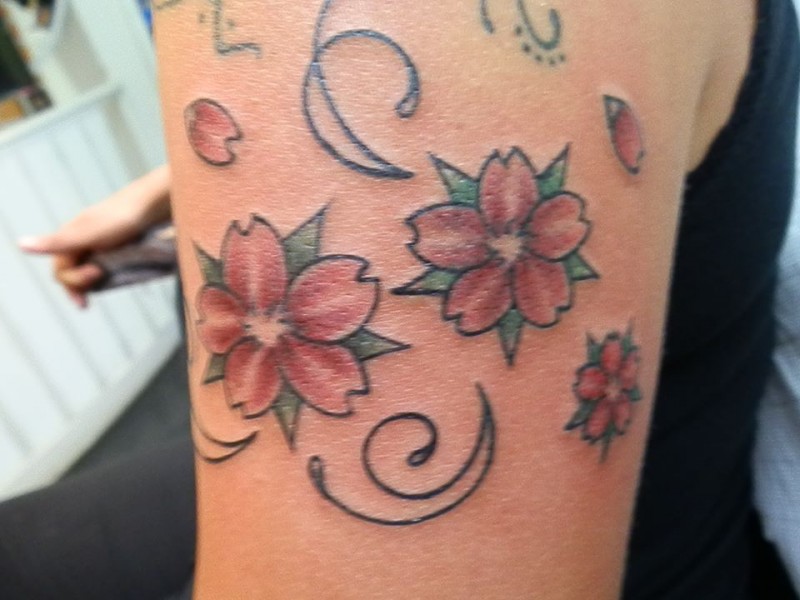 Tatuaje de flores y pétalos