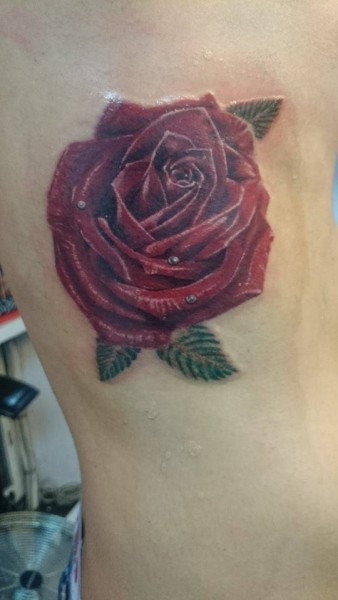 Tattoo de una rosa con 3 hojas